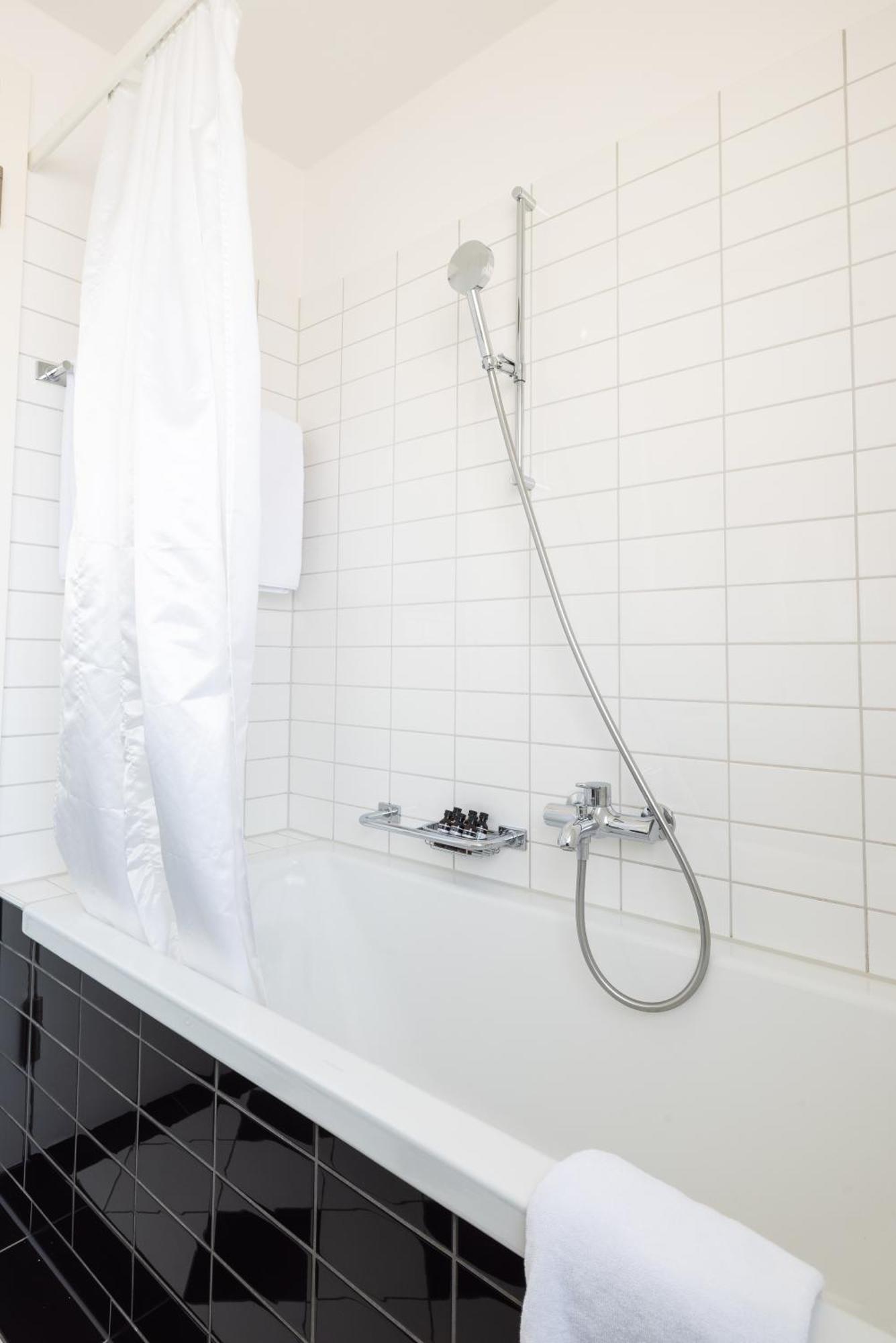 Ema House Serviced Apartments Superior Seefeld Zurique Quarto foto